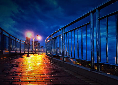 暴风雨天深蓝忧郁的天桥和路灯图片素材免费下载