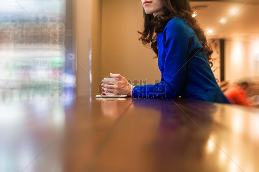 星巴克喝咖啡等待的女人图片素材免费下载