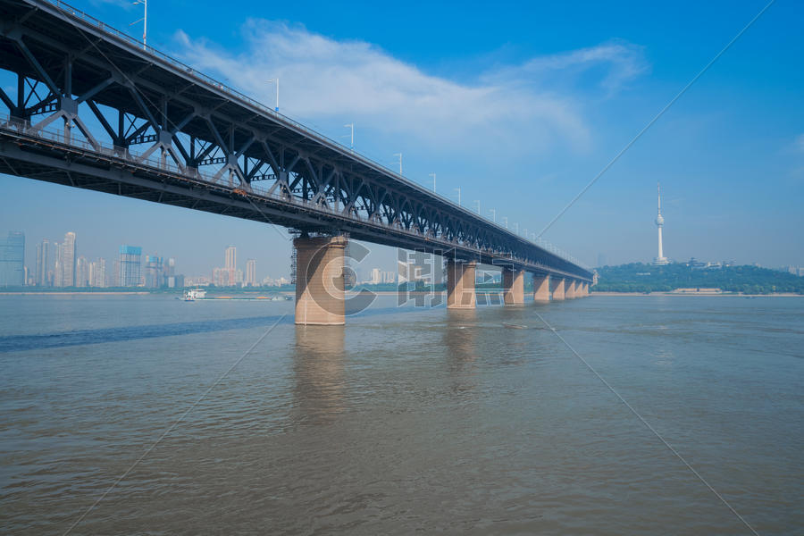 蓝天白云下的武汉长江大桥图片素材免费下载