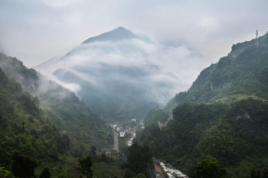 云山雾绕的神农架林区图片素材免费下载