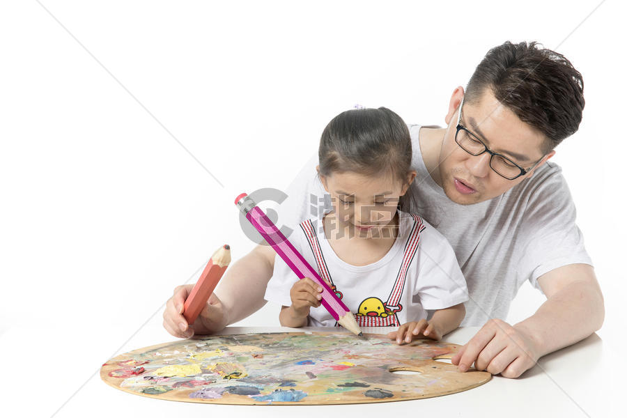 爸爸辅导女儿画画图片素材免费下载