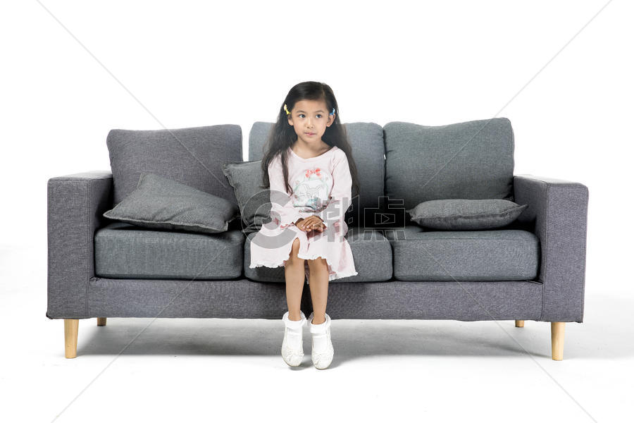 女孩坐在沙发上图片素材免费下载