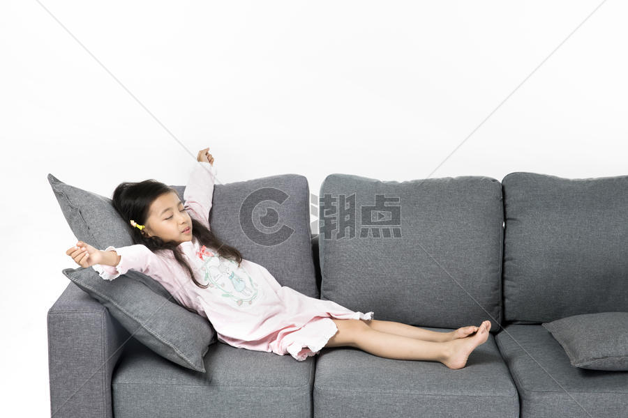 女孩在沙发上睡觉图片素材免费下载