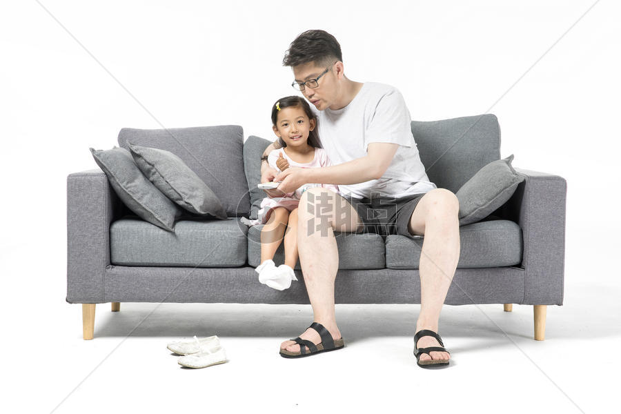 爸爸和女儿在沙发上看电视图片素材免费下载