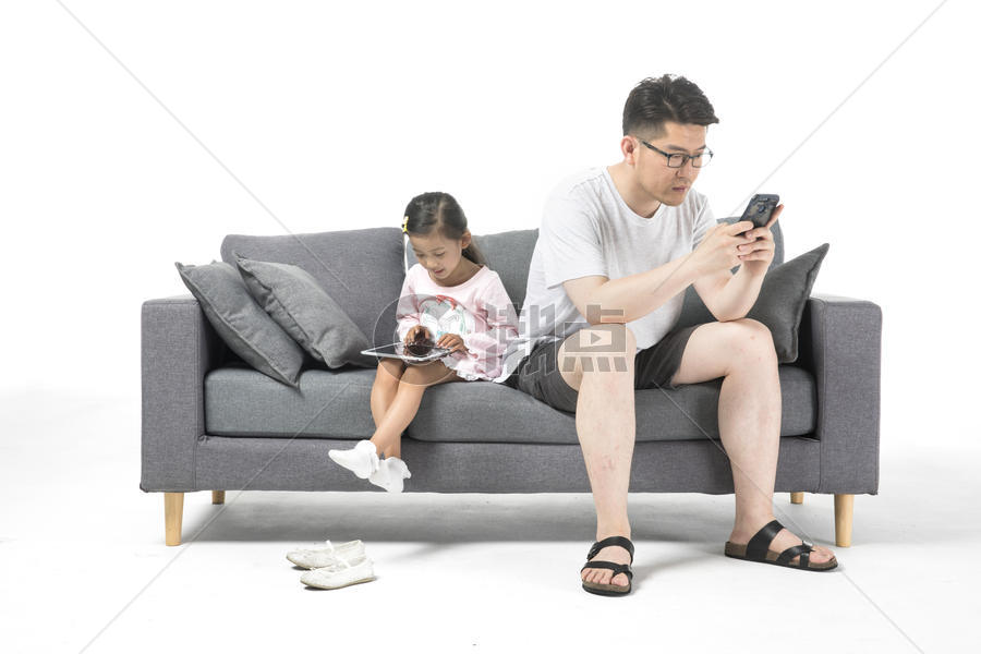 爸爸只顾自己玩手机不理女儿图片素材免费下载