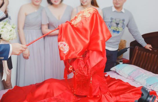 揭开红头盖的中式新娘图片素材免费下载