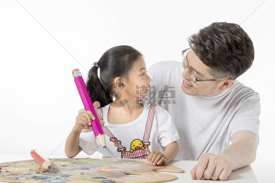 父亲和女儿一起画画图片素材免费下载
