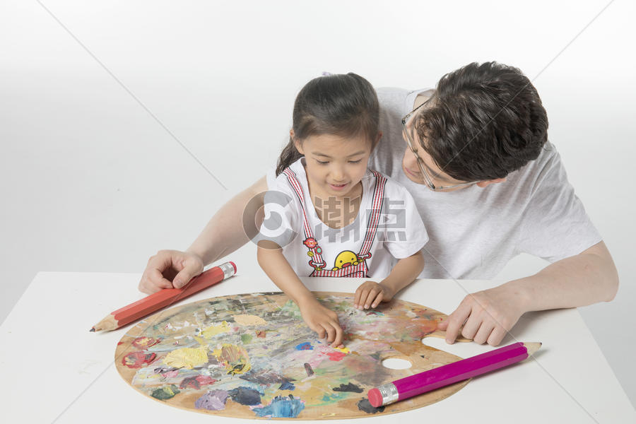 父亲和女儿一起画画图片素材免费下载