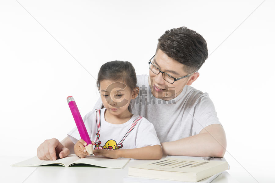 父亲和女儿一起做功课写字图片素材免费下载