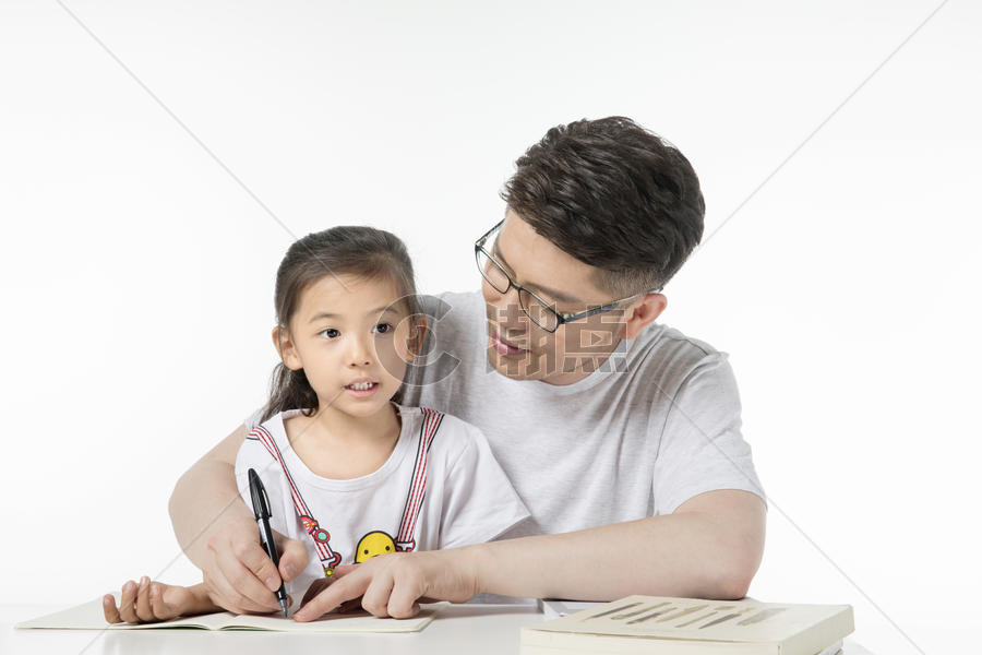 父亲和女儿一起做功课写字图片素材免费下载