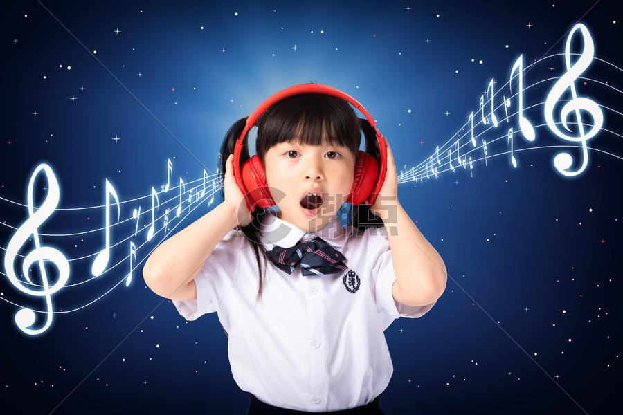 听音乐的小女孩图片素材免费下载