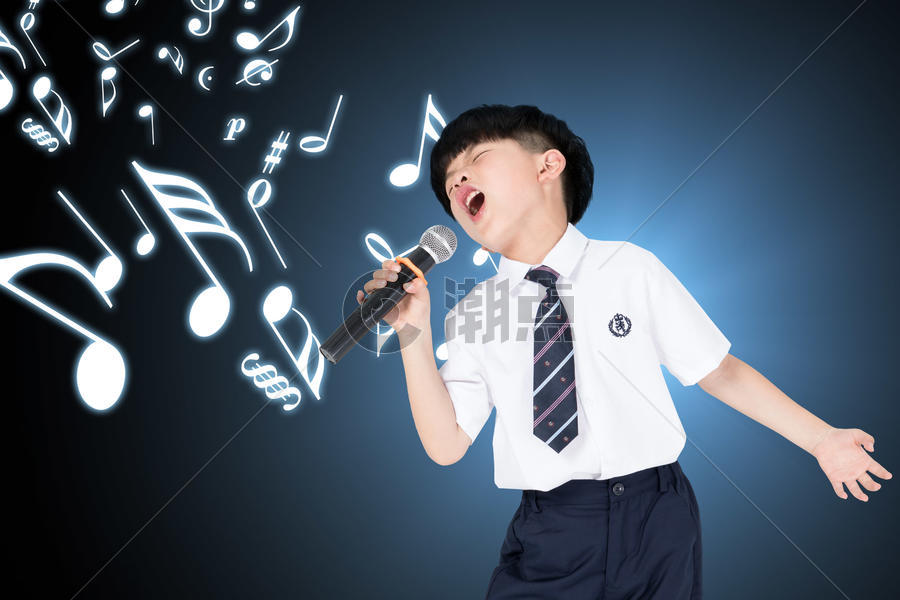唱歌的小男孩图片素材免费下载
