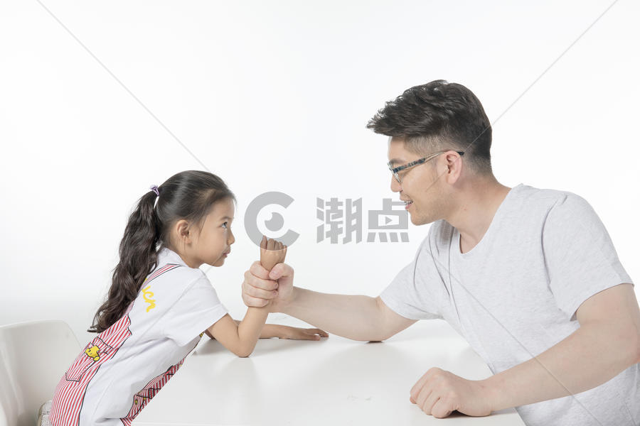 父亲和女儿掰手腕图片素材免费下载