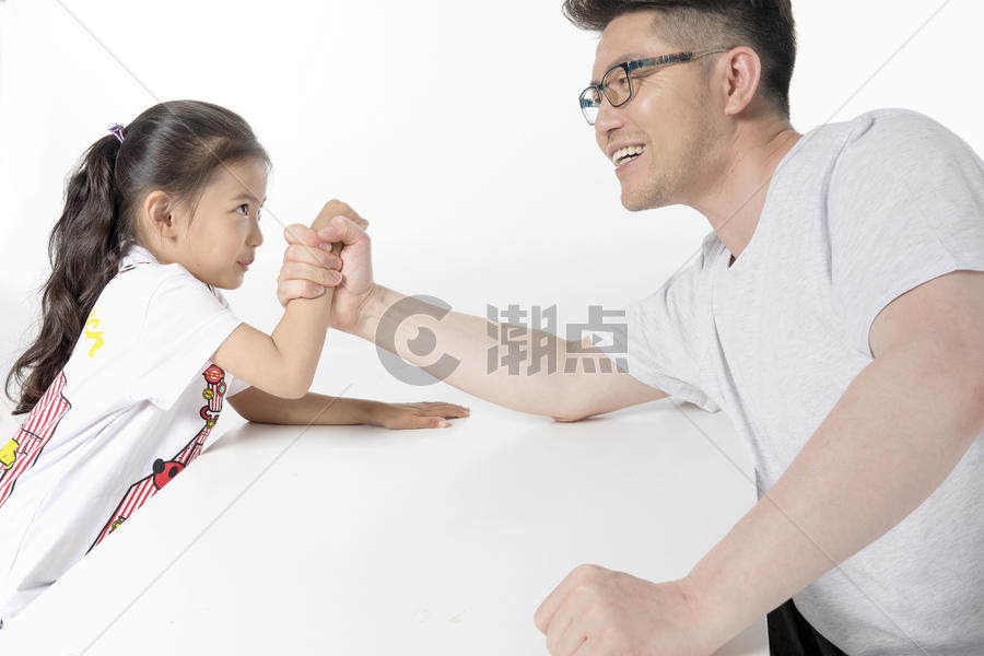 父亲和女儿掰手腕图片素材免费下载