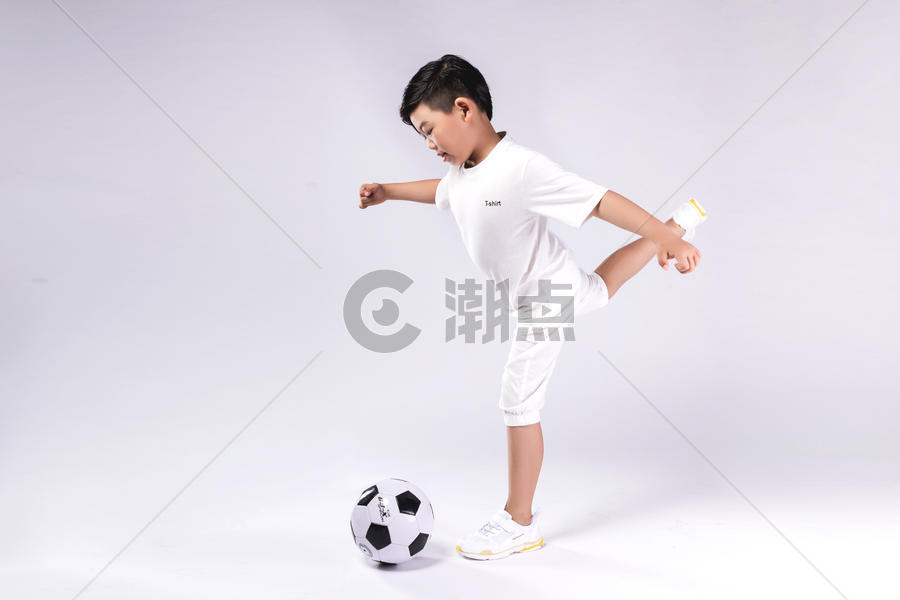 男孩子踢足球图片素材免费下载