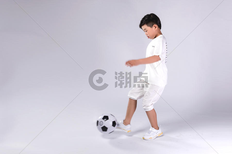 男孩子踢足球图片素材免费下载