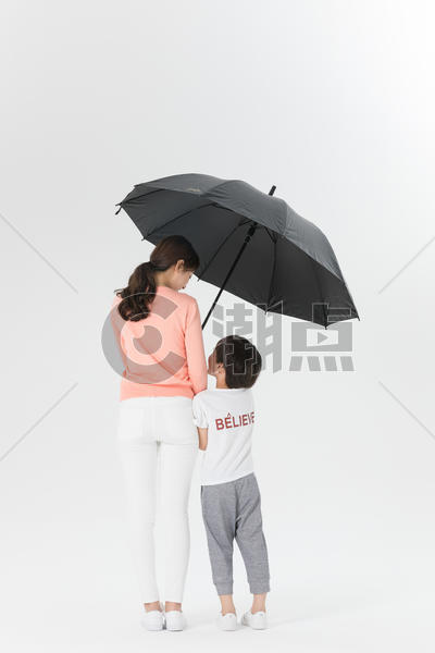 妈妈给儿子打伞图片素材免费下载