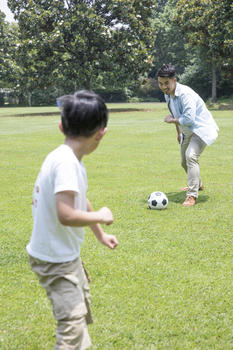 父子公园踏青踢足球图片素材免费下载