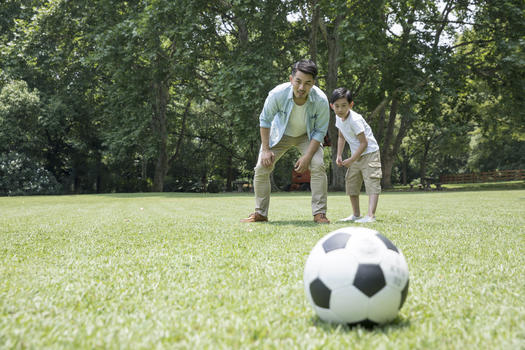 父子公园踏青踢足球图片素材免费下载