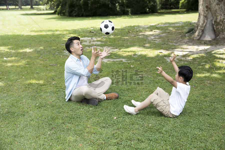 父子公园踏青玩足球图片素材免费下载