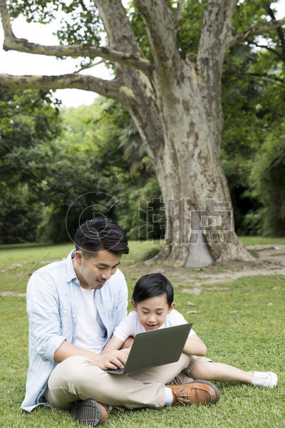 父子公园踏青笔记本电脑图片素材免费下载