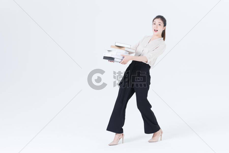 商务女性手抱文件图片素材免费下载