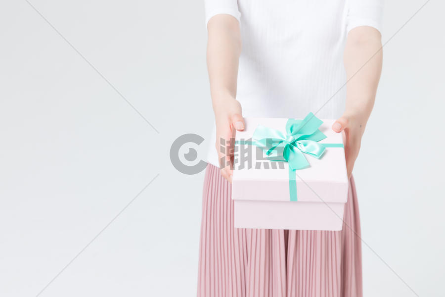 居家女性手持礼物盒图片素材免费下载