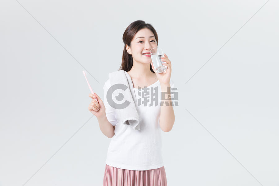 居家女性刷牙图片素材免费下载