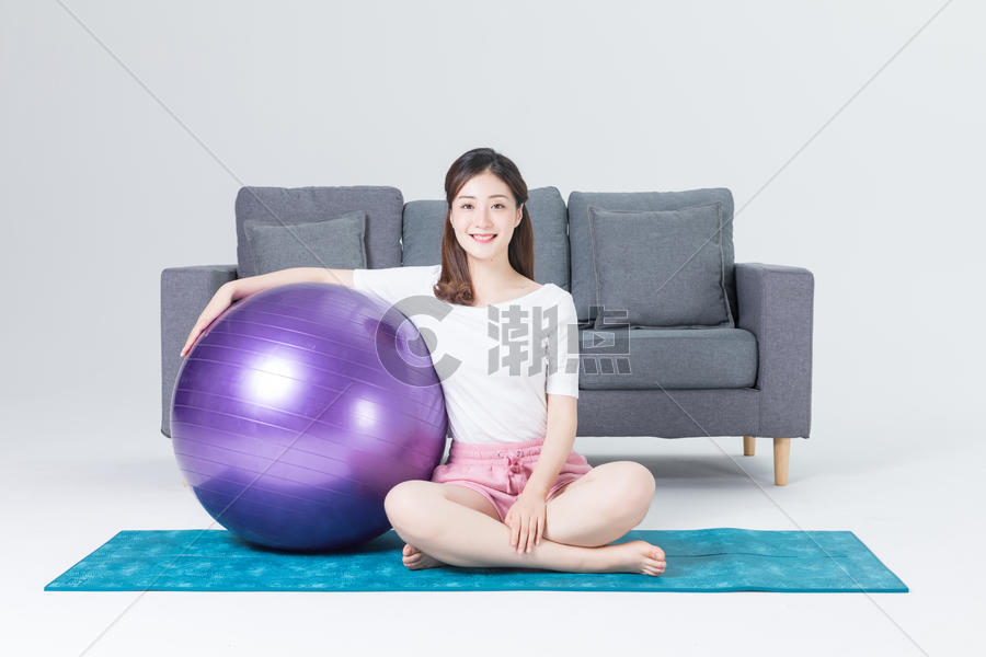 居家女性瑜伽球健身图片素材免费下载