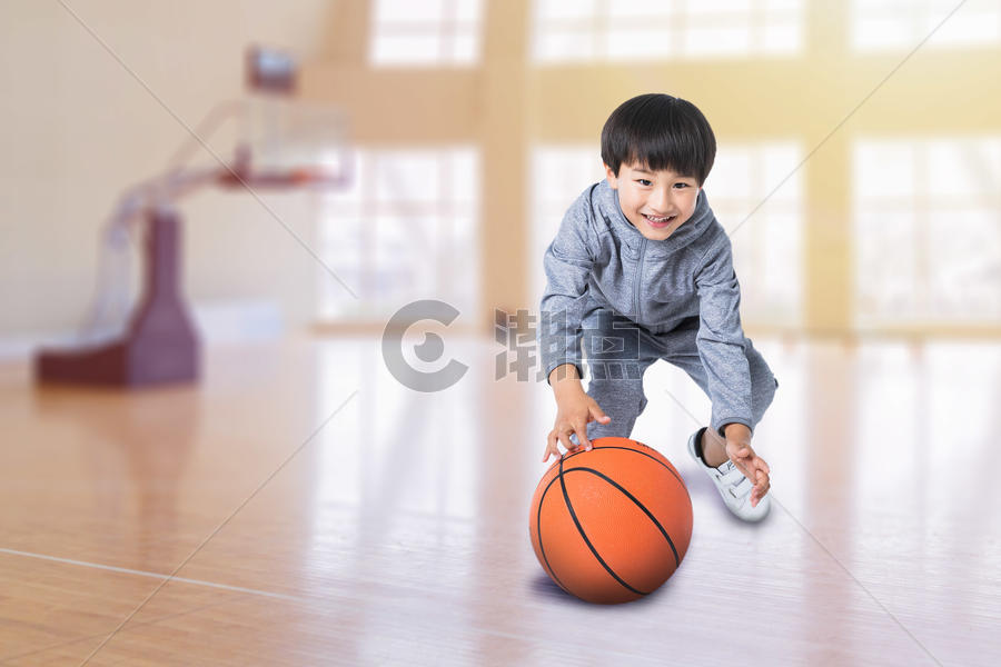 小孩打篮球图片素材免费下载