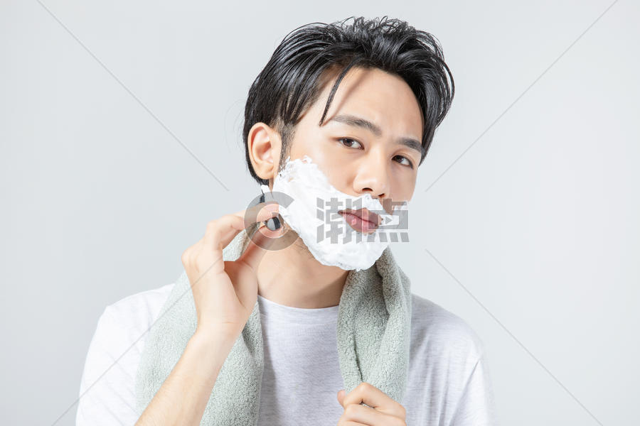 居家男性刮胡子图片素材免费下载