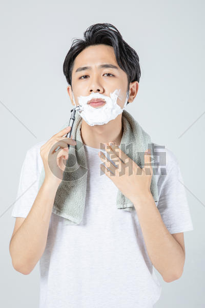 居家男性刮胡子图片素材免费下载