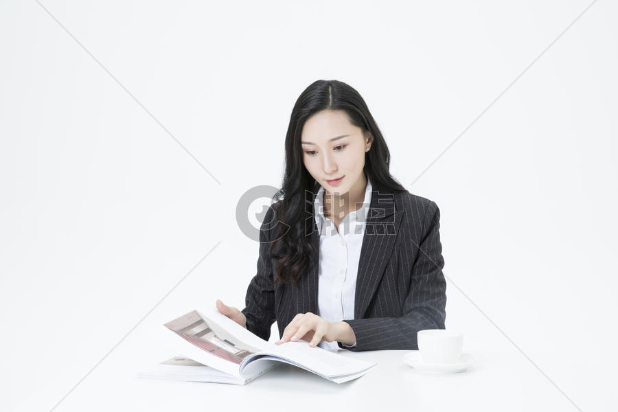 商务女性休闲看书图片素材免费下载