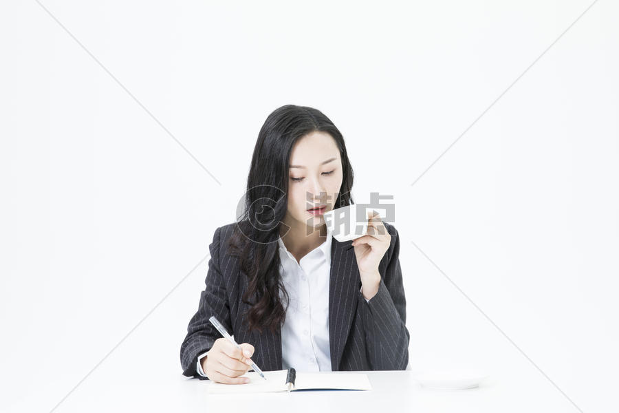 商务女性办公喝咖啡图片素材免费下载