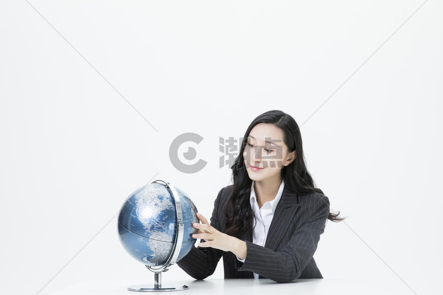 商务女性看着地球仪图片素材免费下载