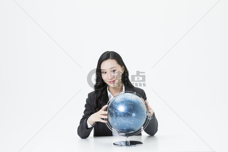 商务女性看着地球仪图片素材免费下载