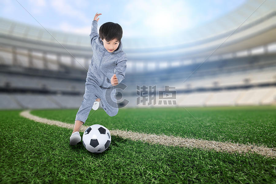 小孩踢球图片素材免费下载