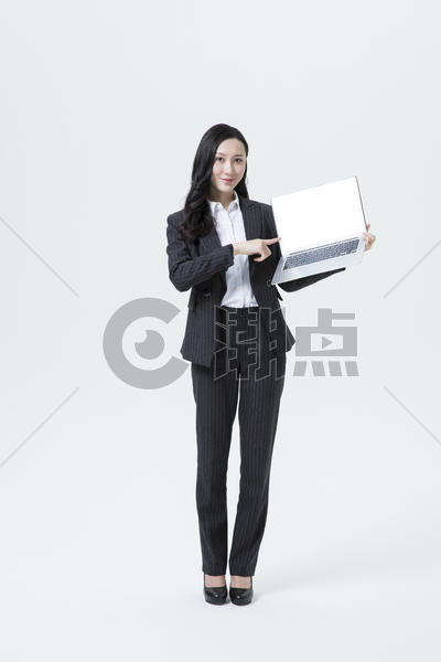 商务女性拿着笔记本电脑图片素材免费下载
