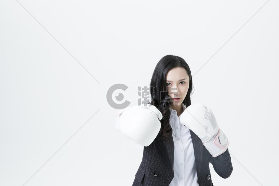 商务女性戴着拳击手套图片素材免费下载