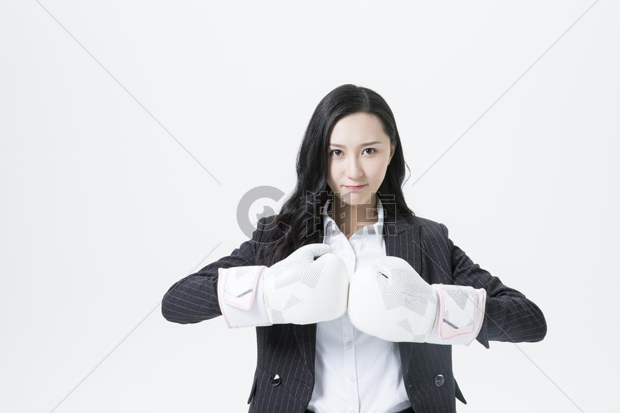 商务女性戴着拳击手套图片素材免费下载