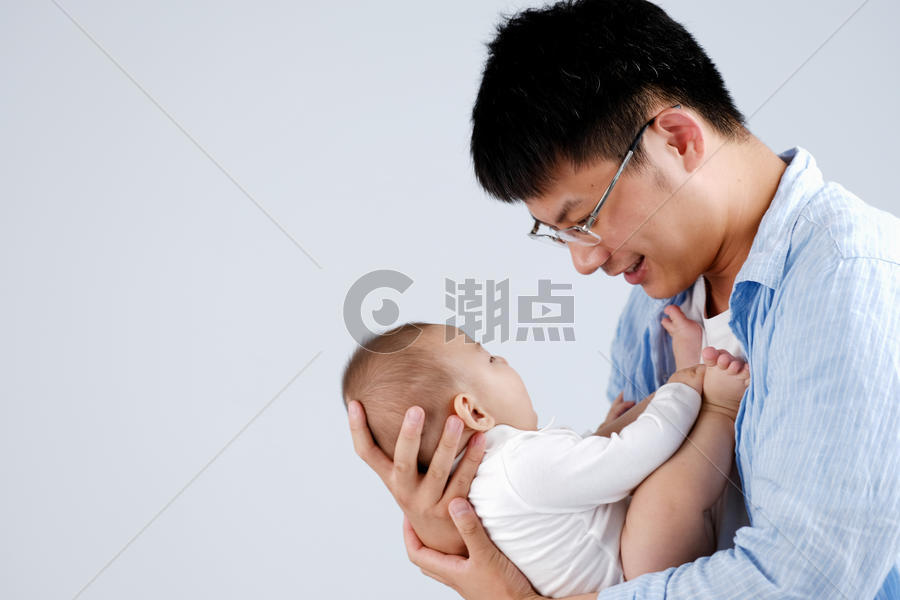 爸爸怀抱宝宝图片素材免费下载