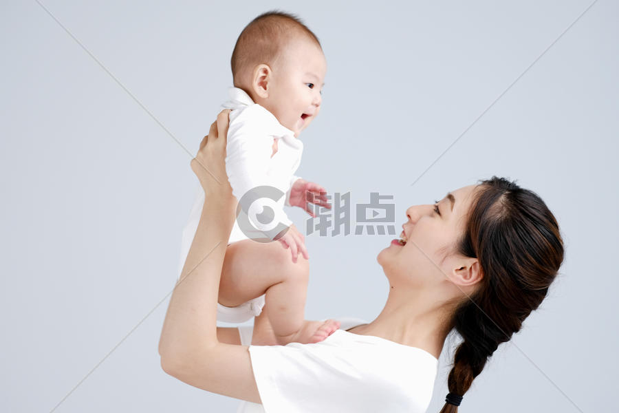 妈妈怀抱婴儿图片素材免费下载