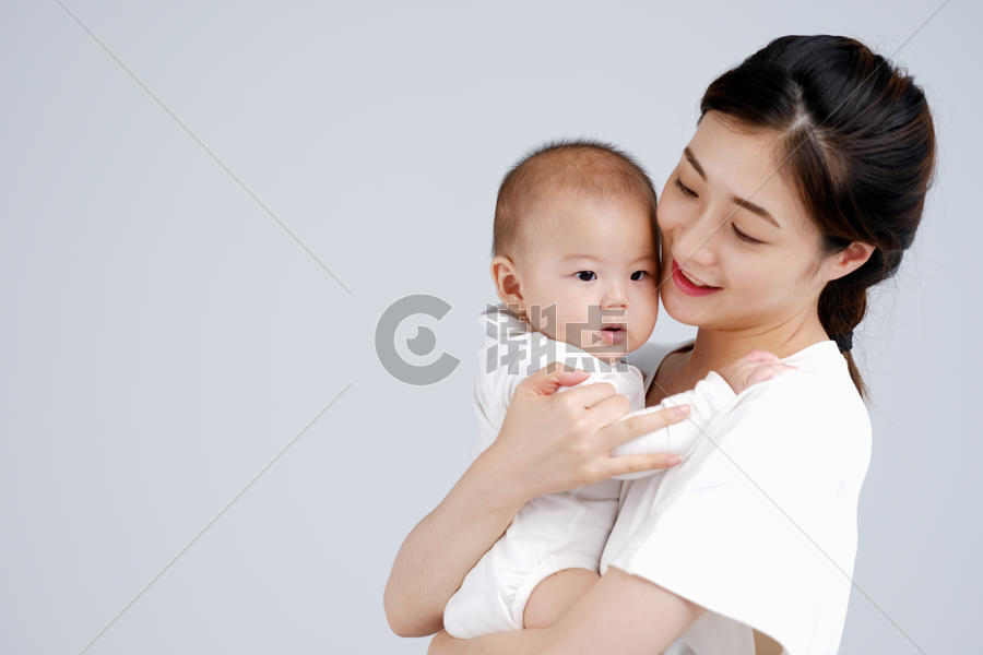 妈妈怀抱婴儿图片素材免费下载