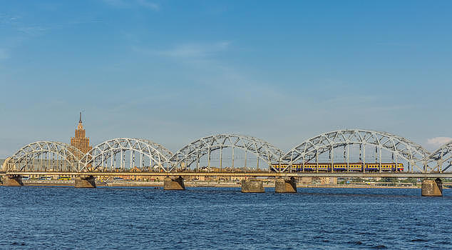 多瑙河上的铁路桥图片素材免费下载