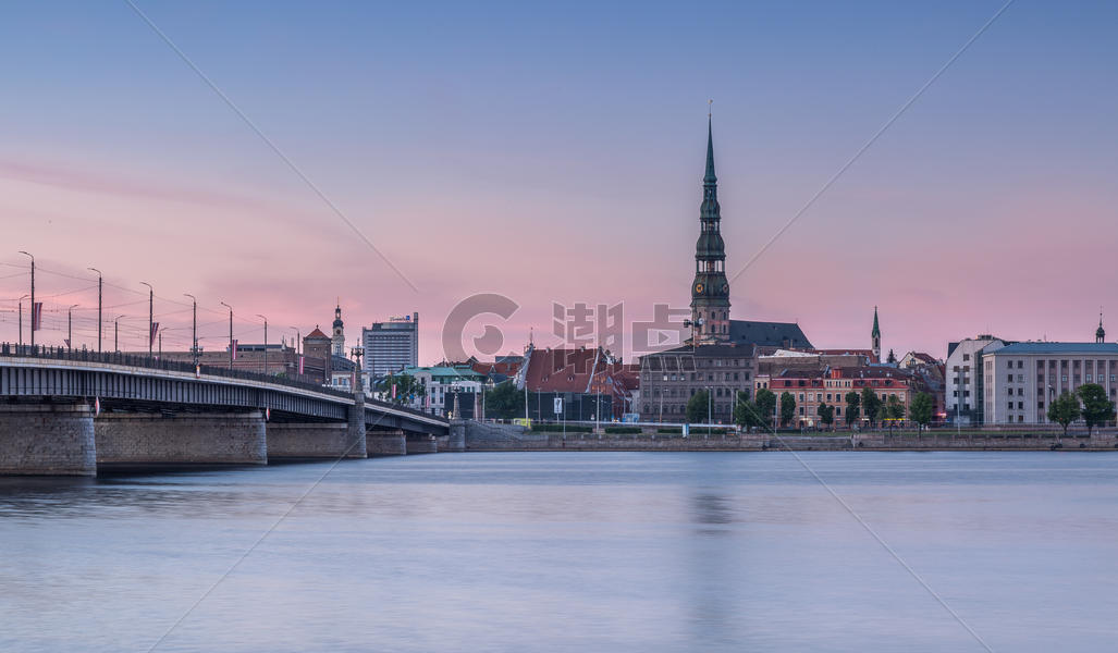 拉脱维亚里加圣彼得大教堂日落夜景图片素材免费下载