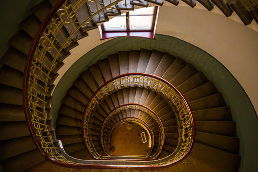 欧洲老宅里的旋转楼梯图片素材免费下载