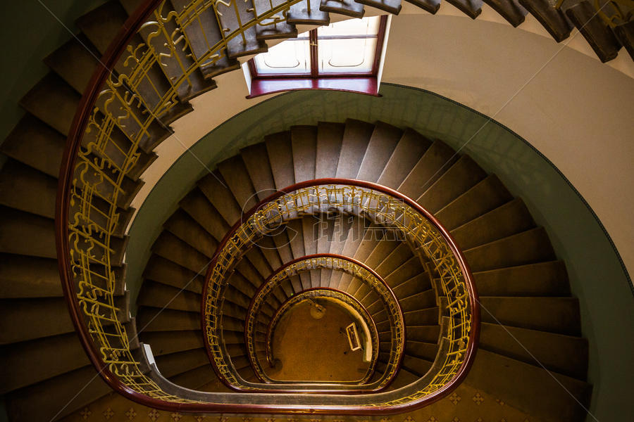 欧洲老宅里的旋转楼梯图片素材免费下载