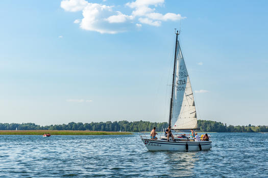 湖面上行驶的帆船图片素材免费下载