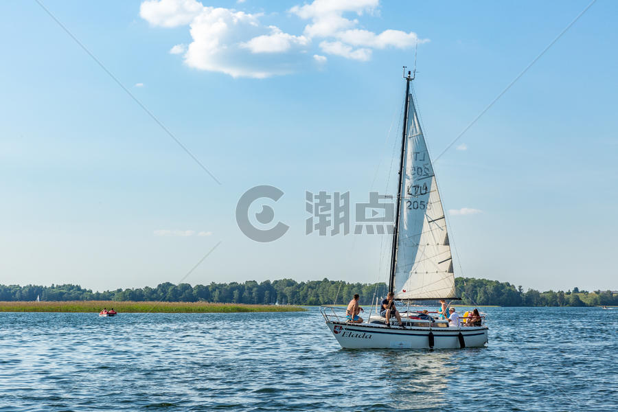 湖面上行驶的帆船图片素材免费下载