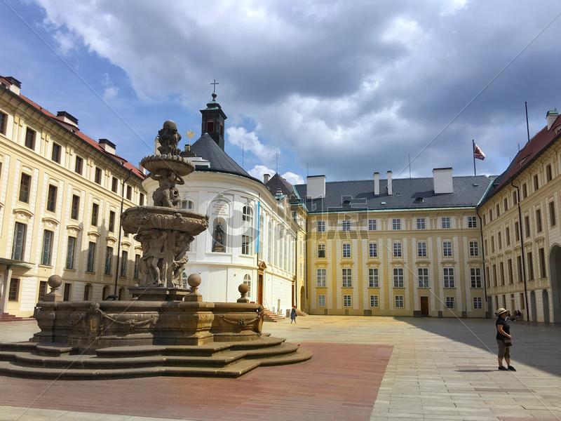 布拉格城堡内部庭院图片素材免费下载